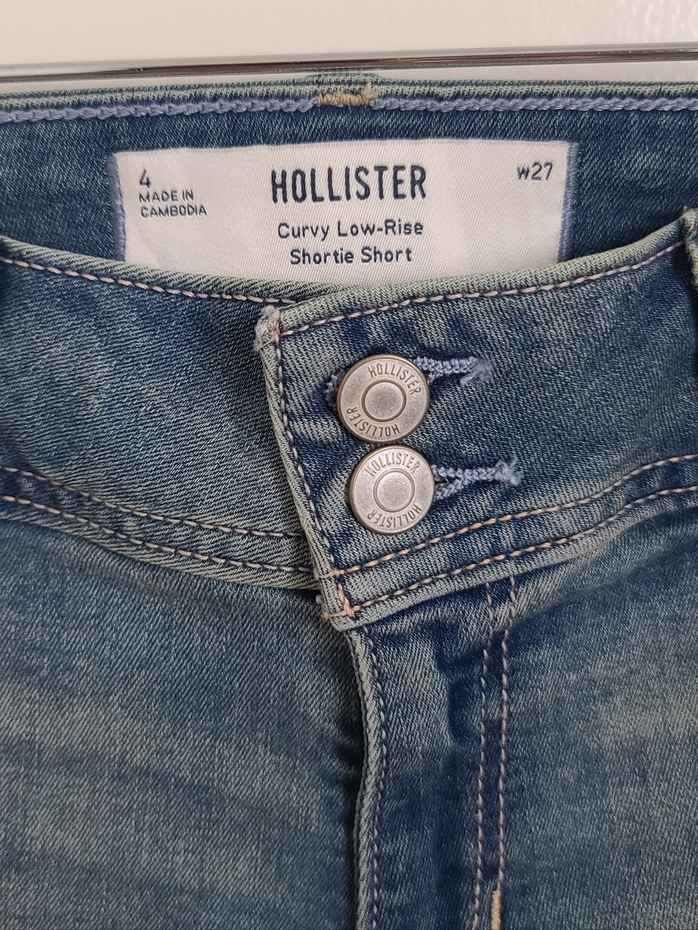 Hollister Curvy Low-Rise Shortie Short Size 4 - Picture 6 of 9